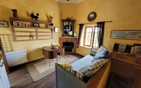 Le Pigeonnier: Cadre, Meubles, Fenêtre, Table, Tiroir, Bâtiment, Bois, Cabinetry, Commode, Design Intérieur