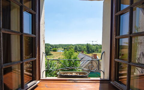 Le Pigeonnier: Propriété, Bâtiment, Ciel, Plante, Bleu Azur, Bois, Ombre, Fenêtre, Éclairage