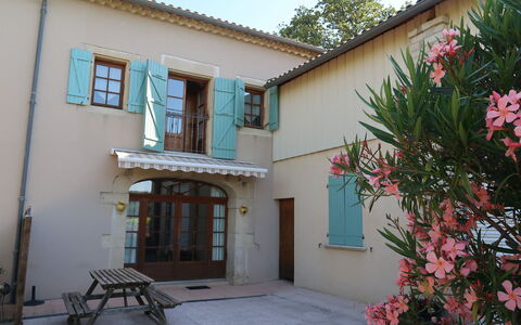Le Mas: Propriété, Plante, Ciel, Fleur, Bâtiment, Fenêtre, Arbre, Quartier, Maison, Immobilier