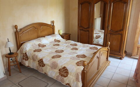 Le Mas: Meubles, Bâtiment, Propriété, Cabinetry, Confort, Tiroir, Cadre De Lit, Bois, Textile, Lit