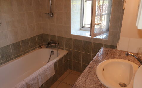 Le Mas: Marron, Baignoire, Robinet, Luminaire Plomberie, Propriété, Évier, Fenêtre, Salle De Bains, Lavabo, Design Intérieur