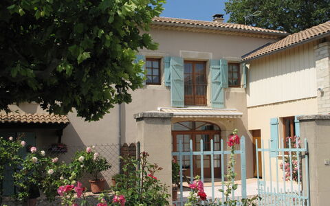 Le Mas: Fleur, Plante, Fenêtre, Propriété, Bâtiment, Arbre, Ciel, Maison, Porte