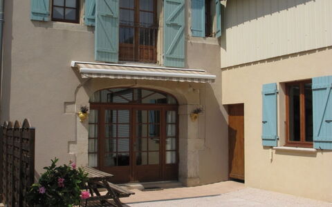 Le Mas: Plante, Ciel, Bâtiment, Propriété, Fenêtre, Pot De Fleur, Architecture, Ombre, Maison, Quartier