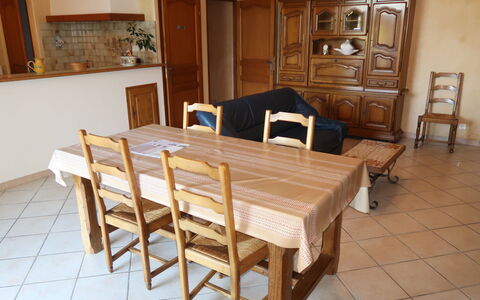 Le Mas: Table, Meubles, Propriété, Bâtiment, Cabinetry, Chaise, Bois, Cadre, Éclairage, Design Intérieur