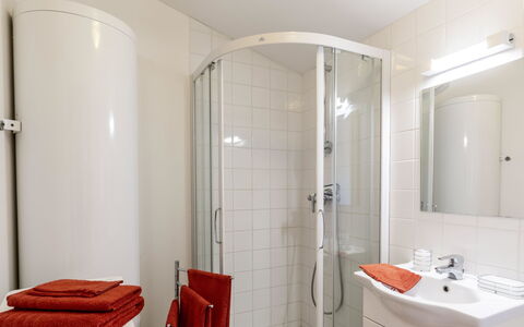 Le Moulin de Verfeuil: Miroir, Propriété, Évier, Bâtiment, Robinet, Luminaire Plomberie, Salle De Bains, Design Intérieur, Porte