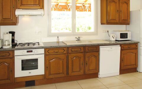 Les Lilas Blancs: Cabinetry, Meubles, Comptoir, Cuisine, Pièce, Propriété, Principaux Appliance, Sol, Design Intérieur, Bâtiment