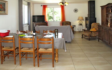 Les Lilas Blancs: Pièce, Propriété, Sol, Meubles, Bâtiment, Salle À Manger, Table, Design Intérieur, Table Cuisine Et Salle A Manger, Maison