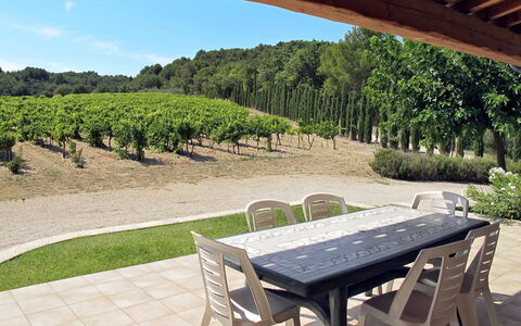 Les Lilas Blancs: Propriété, Table, Maison, Immobilier, Bâtiment, Meubles, Chalet, Pièce, Tableau De Plein Air, Patio
