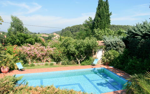 Le Mas Christine: Plante, Ciel, L'Eau, Nuage, Végétation, Piscine, Paysage Naturel, Herbe, Loisir, Arbre