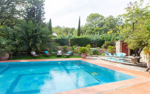 Le Mas Christine: L'Eau, Ciel, Plante, Propriété, Piscine, La Nature, Bleu Azur, Arbre, Plan D'Eau, Loisir