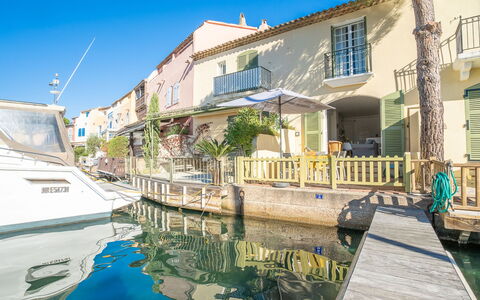 Bleu Azur: L'Eau, Ciel, Bâtiment, Propriété, Fenêtre, Bleu Azur, Plante, Bateau, Maison, Arbre