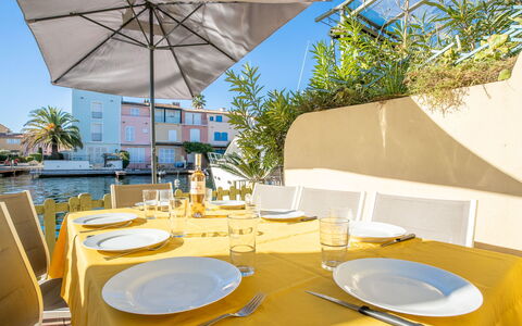 Bleu Azur: Table, Ciel, Propriété, Meubles, Vaisselle, Vaisselle, Plante, Ombre, Chaise, Parapluie