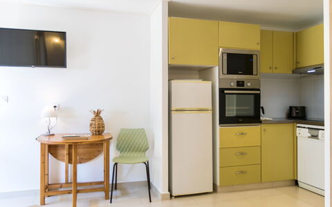 Stella di Mare: Cabinetry, Meubles, Comptoir, Cuisinière, Bois, Sol, Design Intérieur, Appareil De Cuisine, Tiroir, Cuisine