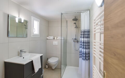 Stella di Mare: Miroir, Luminaire Plomberie, Évier, Salle De Bains, Robinet, Douche, Tete De Douche, Maison, Sol