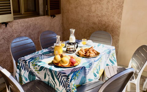 Stella di Mare: Table, Aliments, Meubles, Vaisselle, Chaise, Vaisselle, Fenêtre, Nappe De Table, Design Intérieur, Bâtiment