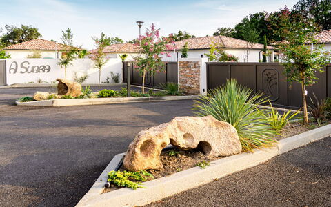 Ghisonaccia 615: Propriété, Immobilier, Domicile, Zone Résidentielle, Maison, Jardin, Roche, Herbe, Ciel, Paysage