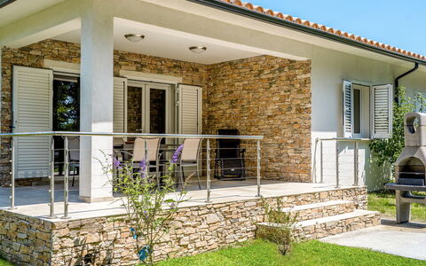 Ghisonaccia 615: Propriété, Maison, Bâtiment, Domicile, Immobilier, Façade, Zone Résidentielle, Architecture, Porche, Villa