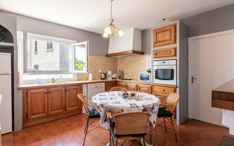 Casella: Marron, Table, Cabinetry, Comptoir, Propriété, Meubles, Évier, Bois, Cuisine, Fenêtre