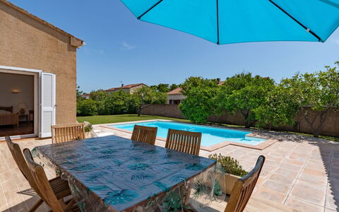 Casella: Ciel, L'Eau, Propriété, Plante, Bâtiment, Vert, Bleu Azur, La Nature, Ombre, Piscine