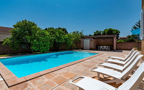 Casella: L'Eau, Plante, Ciel, Piscine, Bleu Azur, Ombre, Mobilier De Jardin, Rectangle, Design Intérieur, Arbre