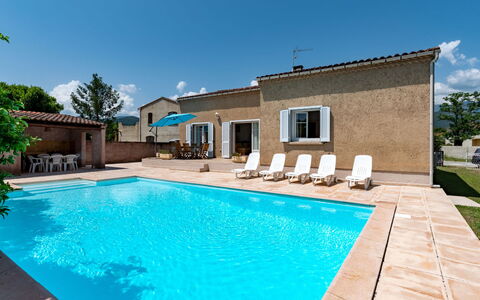 Casella: L'Eau, Ciel, Plante, Propriété, Piscine, Bâtiment, Bleu Azur, Nuage, Ombre, Arbre