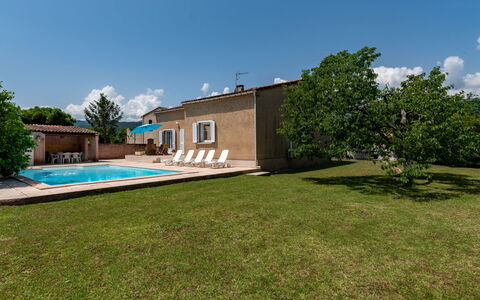 Casella: Ciel, Nuage, Plante, Bâtiment, Arbre, Piscine, Ombre, Lot Terre, Herbe, Paysage Naturel