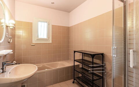 Casella: Miroir, Luminaire Plomberie, Propriété, Évier, Robinet, Bâtiment, Lavabo, Salle De Bains, Bois