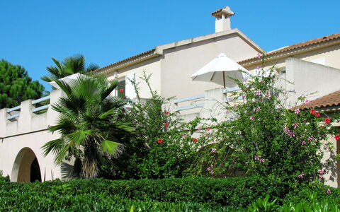 Les Chênes: Propriété, Végétation, Maison, Zone Résidentielle, Bâtiment, Immobilier, Architecture, Domicile, Zone Rurale, Arbre