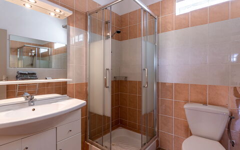 San Antoine: Marron, Miroir, Luminaire Plomberie, Propriété, Évier, Robinet, Armoire De Toilette, Bâtiment, Salle De Bains