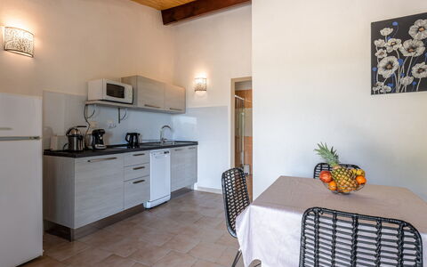 San Antoine: Meubles, Cabinetry, Propriété, Comptoir, Table, Plante, Bâtiment, Chaise, Bois, Tiroir