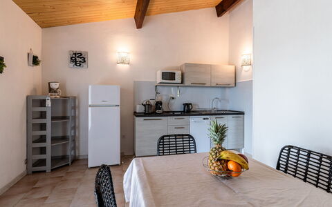 San Antoine: Meubles, Propriété, Cabinetry, Table, Plante, Bois, Plante D'Appartement, Bâtiment, Design Intérieur, Électroménager