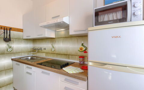 Elvi: Cabinetry, Comptoir, Bâtiment, Propriété, Evier, Cuisine, Appareil De Cuisine, Cuisinière, Évier, Électroménager
