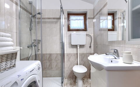 Tomazin: Design Intérieur, Luminaire Plomberie, Sol, Sol, Évier, Lavabo, Salle De Bains, Meubles, Robinet, Pièce
