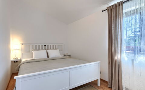 Tomazin: Lit, Meubles, Chambre, Design Intérieur, Literie, Drap De Lit, Bois, Linge, Sol, Plafond