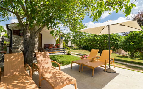 Tomazin: Plante, Propriété, Meubles, Bâtiment, Ombre, Arbre, Mobilier De Jardin, Parapluie, Tableau De Plein Air, Design Urbain