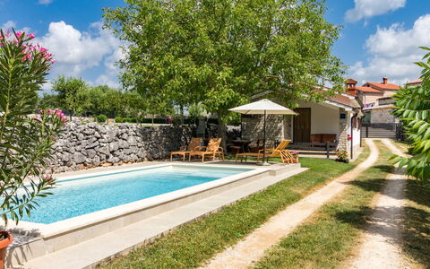 Tomazin: Nuage, Plante, L'Eau, Ciel, Propriété, Piscine, Arbre, Bâtiment, Ombre, Mobilier De Jardin