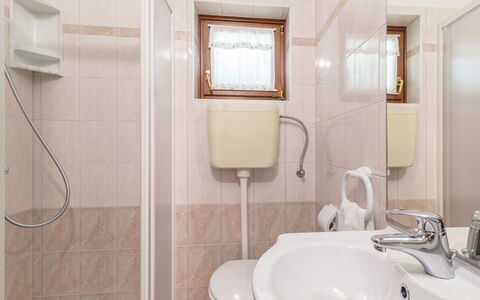 Tomazin: Miroir, Robinet, Lavabo, Luminaire Plomberie, Évier, Propriété, Salle De Bains, Design Intérieur, Éclairage, Bois