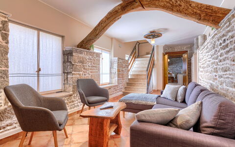 Narcis: Meubles, Cadre, Bâtiment, Propriété, Canapé, Fenêtre, Confort, Bois, Éclairage, Design Intérieur