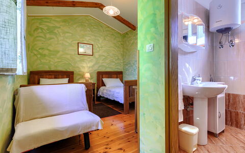 Narcis: Miroir, Évier, Propriété, Bâtiment, Robinet, Vert, Bleu Azur, Luminaire Plomberie, Salle De Bains, Bleu