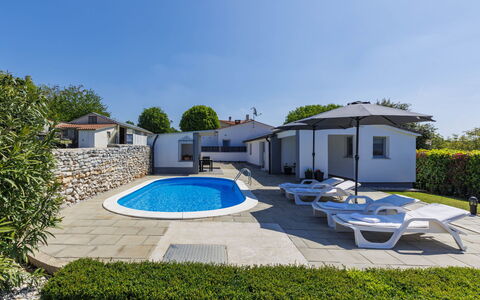 Prenc: Maison, Zone Résidentielle, Domicile, Toit, Composite, Biens, Chalet, Ombre, Piscine, Villa