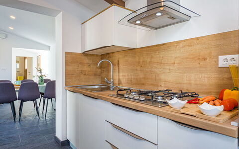 Prenc: Cabinetry, Meubles, Propriété, Comptoir, Robinet, Bâtiment, Cuisine, Bois, Éclairage, Cuisinière