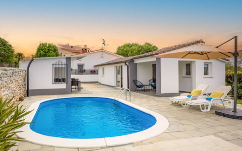 Prenc: Piscine, Zone Résidentielle, Toit, Domicile, Mobilier De Jardin, Recours, Composite, Biens, Eco Hôtel, Chalet