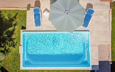 Danica: L'Eau, Parapluie, Bleu Azur, Rectangle, Plante, Ombre, Ligne, Aqua, Police De Caractère, Herbe