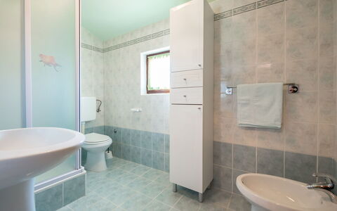 Medica: Salle De Bains, Propriété, Pièce, Tuile, Sol, Design Intérieur, Luminaire Plomberie, Immobilier, Architecture, Bâtiment