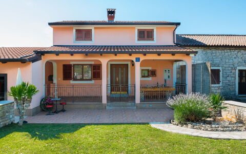 Medica: Plante, Ciel, Bâtiment, Fenêtre, Propriété, Porte, Maison, Chalet, Lot Terre, Porche