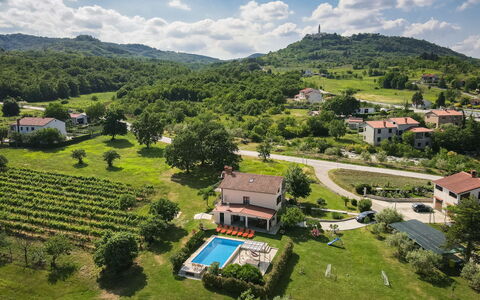 Villa Emanuela: L'Eau, Ciel, Propriété, Piscine, Plante, Bleu Azur, Arbre, Herbe, Loisir, Composite