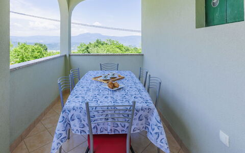 Carlo: Table, Meubles, Propriété, Plante, Vert, Design Intérieur, Bâtiment, Chaise, Ciel, Sol
