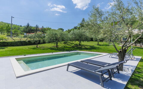 Carlo: Nuage, Ciel, Plante, L'Eau, Arbre, Ombre, Mobilier De Jardin, Rectangle, Table, Loisir