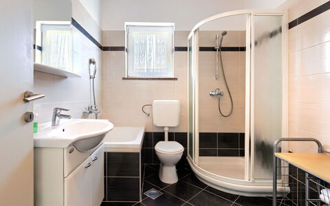 Carlo: Luminaire Plomberie, Robinet, Propriété, Évier, Bâtiment, Tete De Douche, Meubles, Armoire De Toilette, Lavabo, Salle De Bains