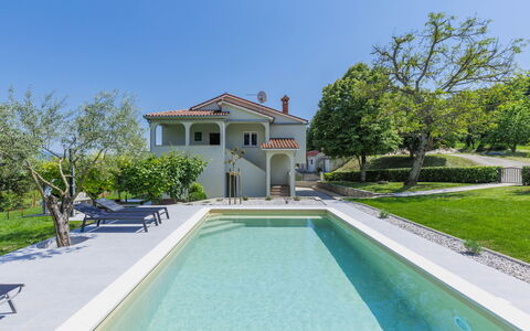 Carlo: L'Eau, Ciel, Plante, Bâtiment, Piscine, Bleu Azur, Arbre, Maison, Ombre, Zone Résidentielle